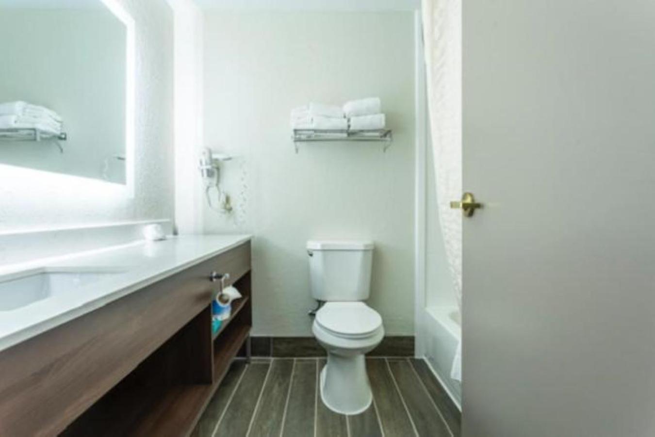 Lancaster Inn & Suites Манхейм Экстерьер фото