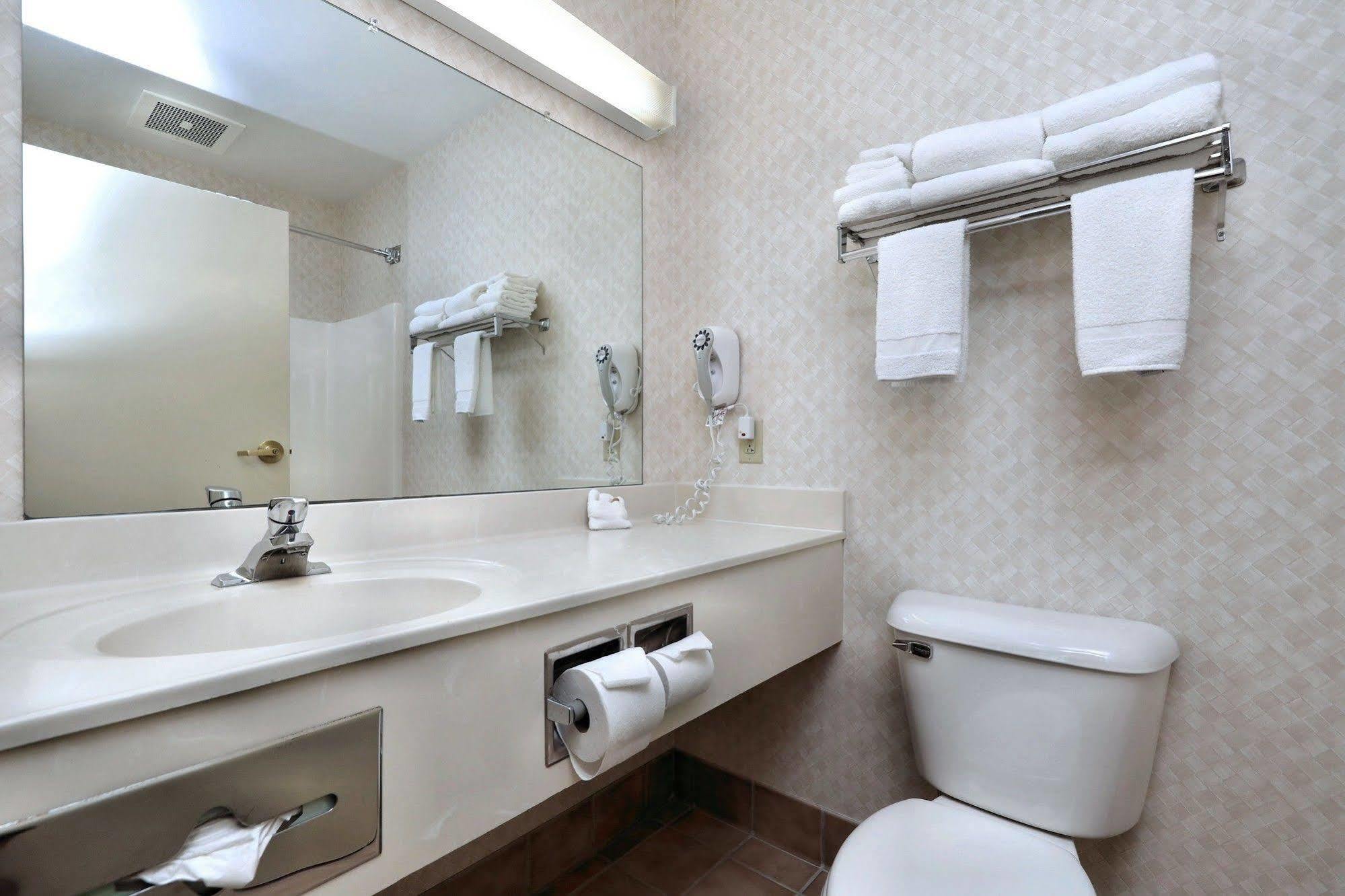 Lancaster Inn & Suites Манхейм Экстерьер фото